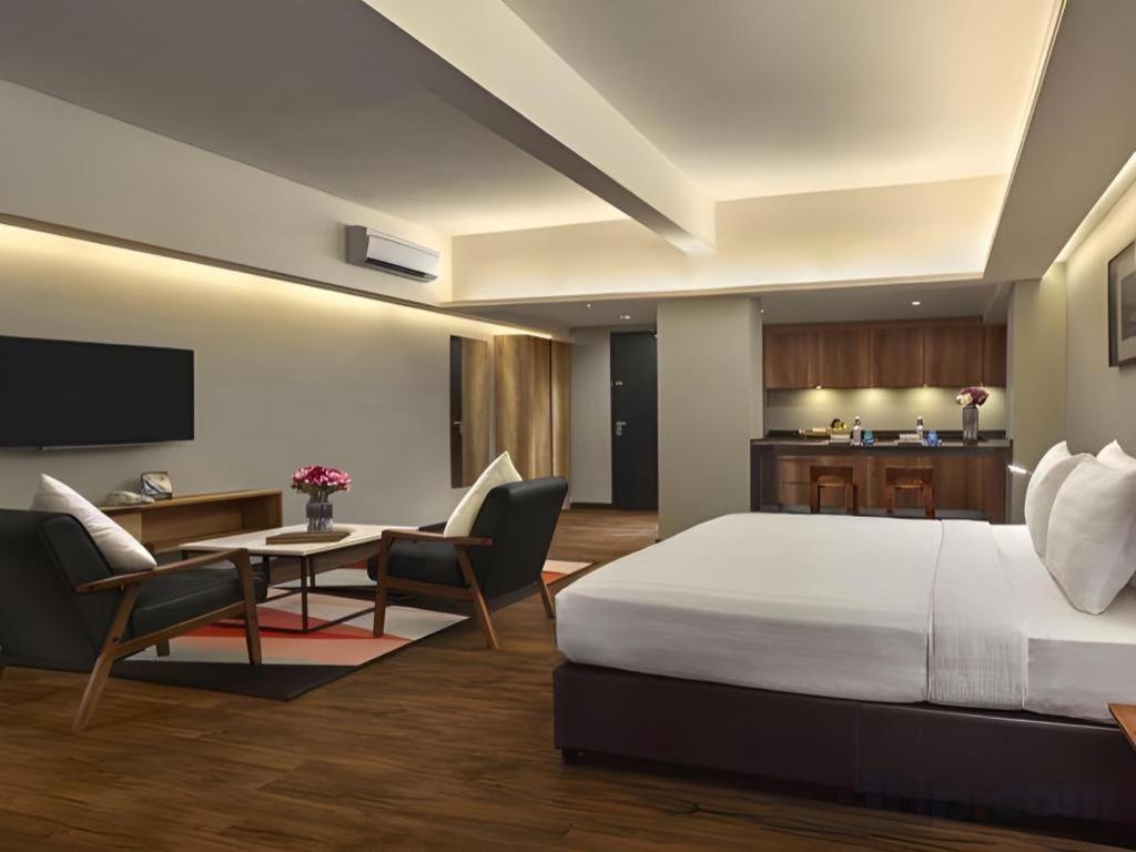 Tropics Eight Suites George Town Exterior foto